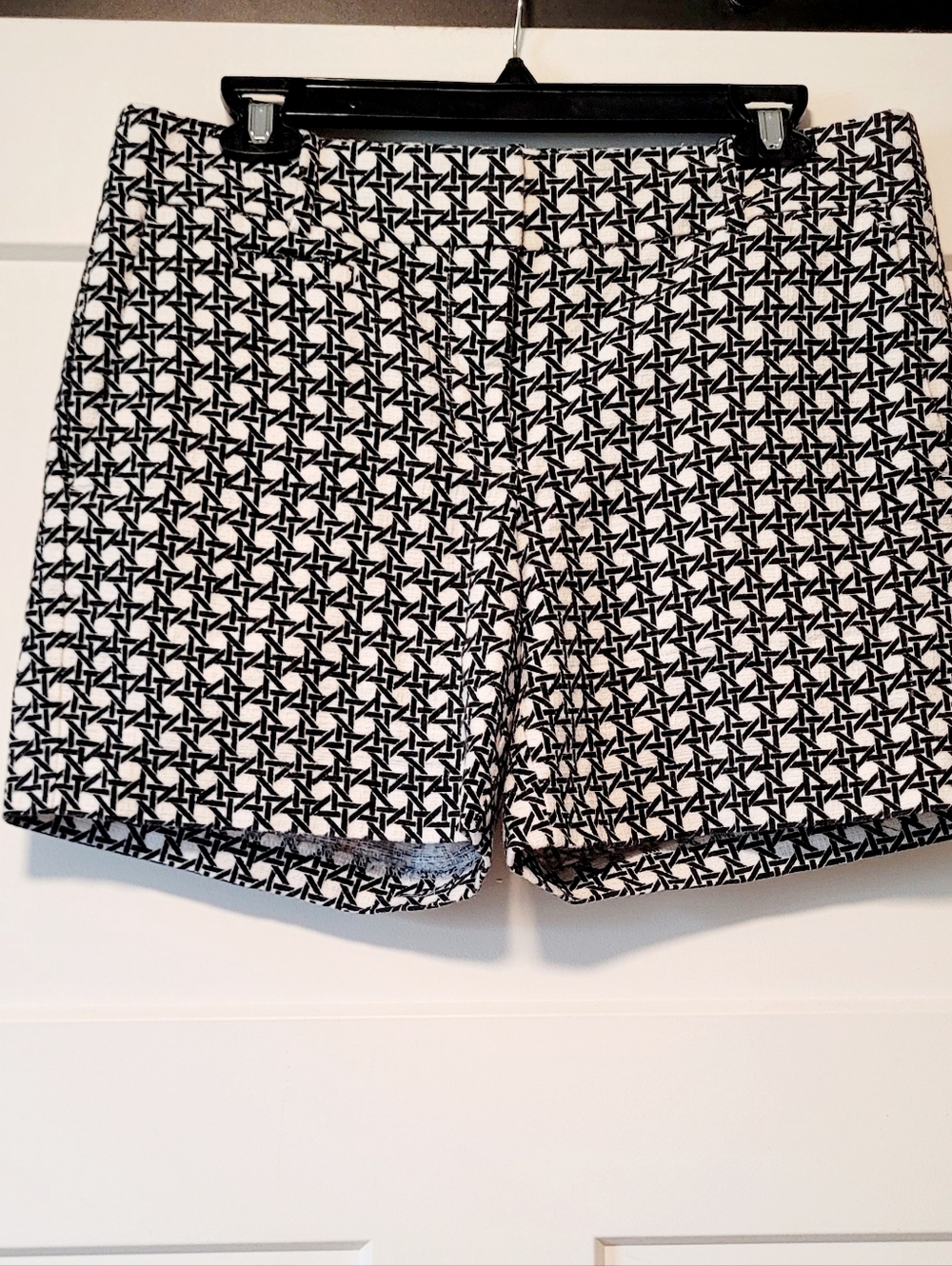 Ann Taylor Womens Cotton shorts sz 6 Black White  geometric Boho Resort Cruise